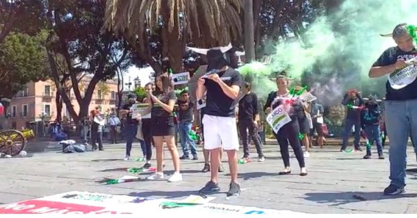 Se manifiestan grupos protectores de animales contra las corridas de toros en la Feria