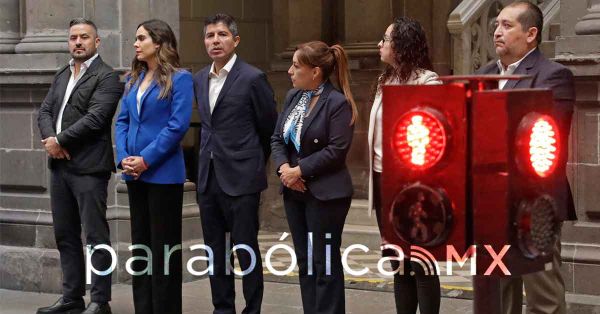 Entrega el ayuntamiento de Puebla la actualizaci&oacute;n de red de sem&aacute;foros