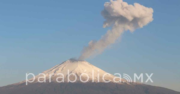 Amanece nevado el Popocatépetl y emite fumarola