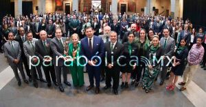 Entrega Armenta reconocimientos a directivos y docentes de la Libre de Derecho de Puebla