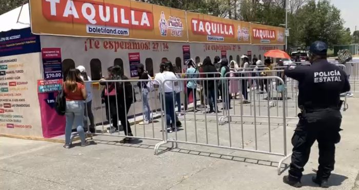 Madrugan poblanos para ver a Alejandro Fernández en la Feria