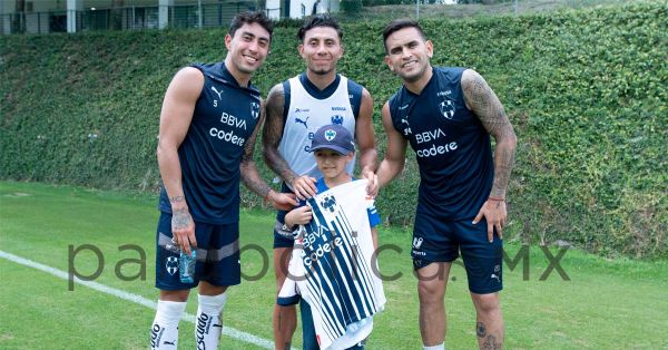 Hace su playera de Rayados con foami y terminando conviviendo con jugadores