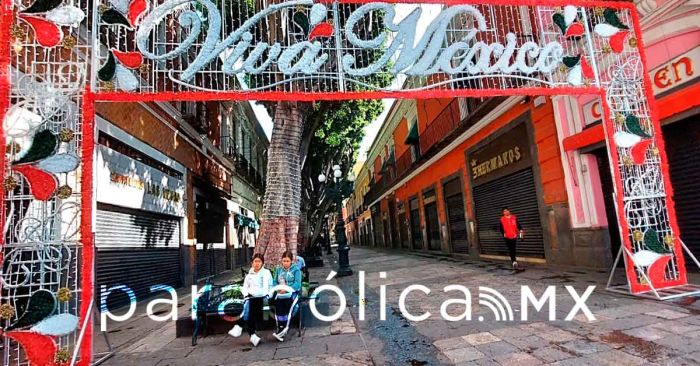 Luce Centro Histórico de Puebla en verde, blanco y rojo previo a las Fiestas Patrias