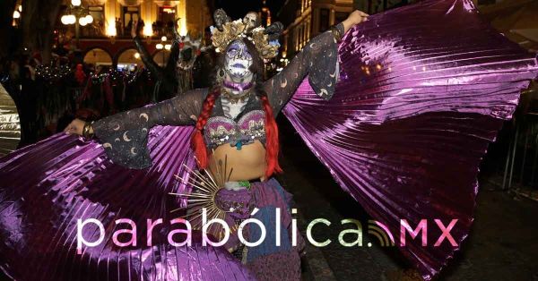 Aterrorizan poblanos el Centro Histórico en la Noche de Brujas