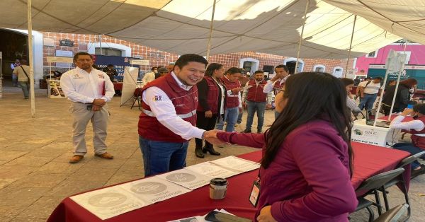 Reciben apoyo mujeres en Feria de Empleo