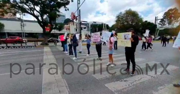 Cierran bulevar 5 de Mayo exigiendo justicia para Aline