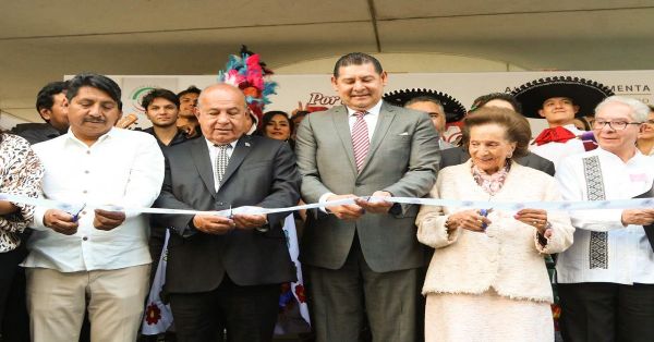 Acude Alejandro Armenta a la inauguración de la Expo Por Amor a Puebla