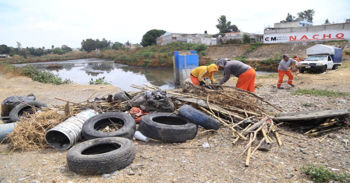 Realizan limpieza en el Puente Negro y sale media tonelada de basura