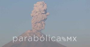 VIDEOS: Se registra explosión en el Popocatépetl y lanza densa fumarola