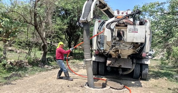 Desazolvan drenaje y pozos de visita en San Juan Atzompa