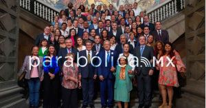 Se reúne el presidente López Obrador con senadores de la 4T