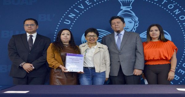 Felicita Lilia Cedillo a la Facultad de Ciencias de la Comunicación por su desempeño