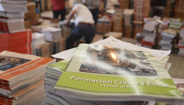 Respalda dirigencia morenista libros de texto y critica censura del PAN