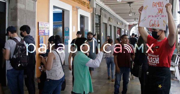 Celebran poblanos el Día de la Hamburguesa con filas en negocios