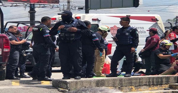 Choca camioneta contra parada de autobús y deja 10 heridos en Las Torres