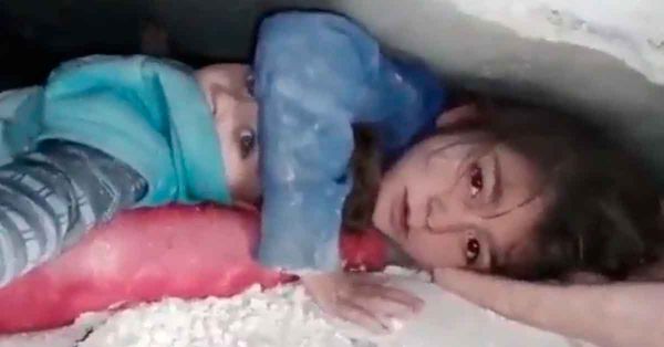 La historia de la niña rescatada debajo de los escombros en Turquía 