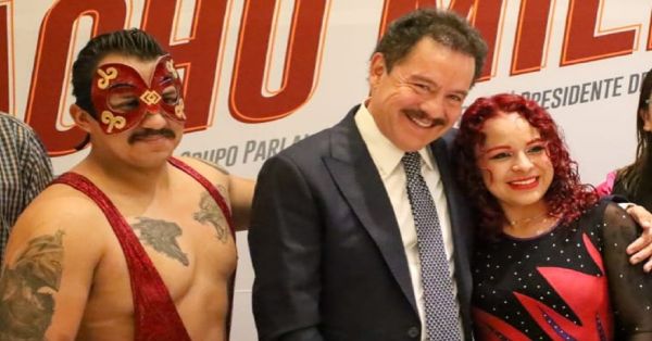 Presenta Nacho Mier a Morenacho y Lady Fortaleza, luchadores con los que se hará promoción