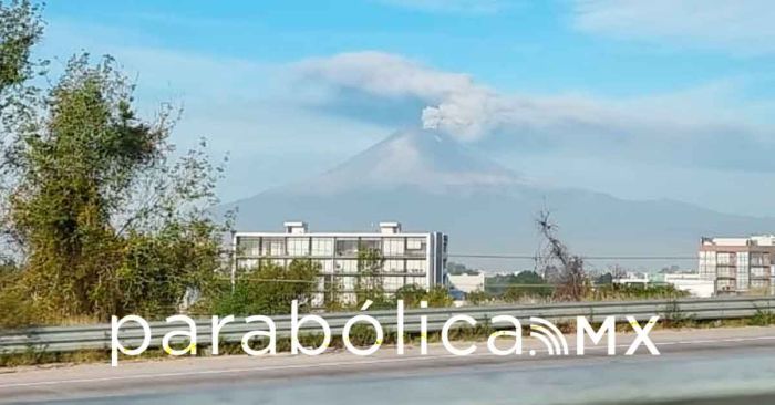 Lanza Popocatépetl una gigantesca fumarola matutina