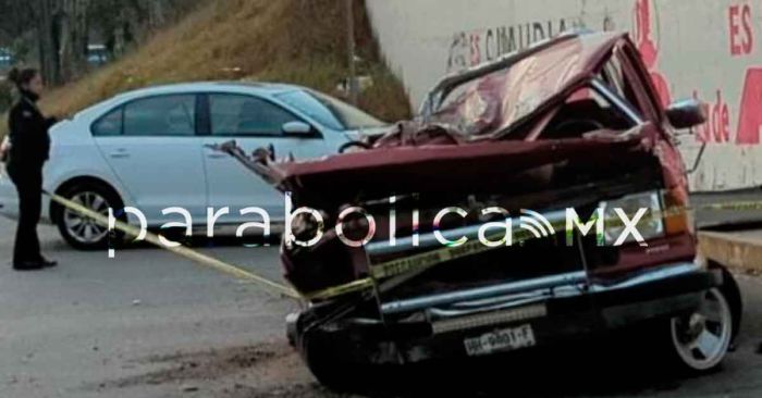 Cae camioneta frente a Traumatología; un muerto y una lesionada