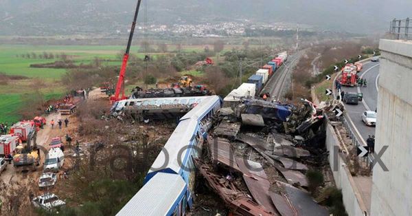 Mueren 36 personas en un choque de trenes en Grecia
