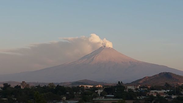 Inicia el Popocatépetl la semana con enorme fumarola