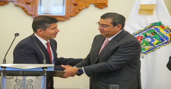 Asiste Sergio Salomón Céspedes al segundo informe del alcalde Eduardo Rivera Pérez