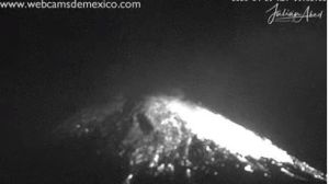 Captan dos explosiones nocturnas del Popocatépetl