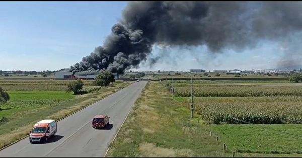 Arde bodega de cartón en Huejotzingo