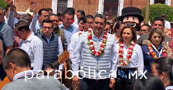 Recibe Sergio Salomón su cumpleaños en Tepeaca; &quot;tengo los pies en la tierra&quot;, afirma