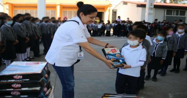 Entregan en San Andrés Cholula guías educativas para preparar mejor a la niñez