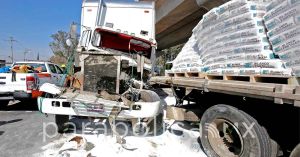 Camionero termina prensado por accidente en la autopista