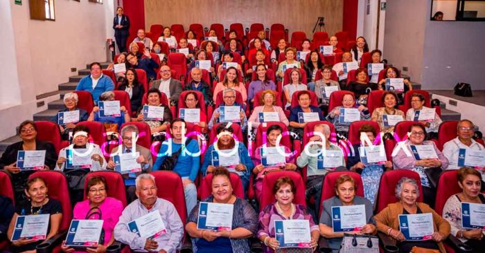 Se gradúan 64 personas adultas mayores del Taller de Cómputo del DIF municipal