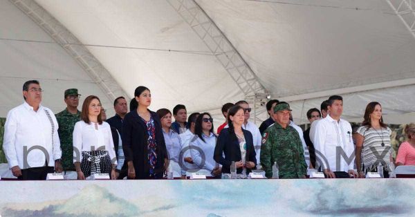 Acuden Eduardo Rivera y Liliana ortiz a representación de Batalla del 5 de Mayo