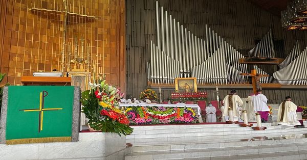 Llegan miles de fieles poblanos a la Basílica de la CDMX