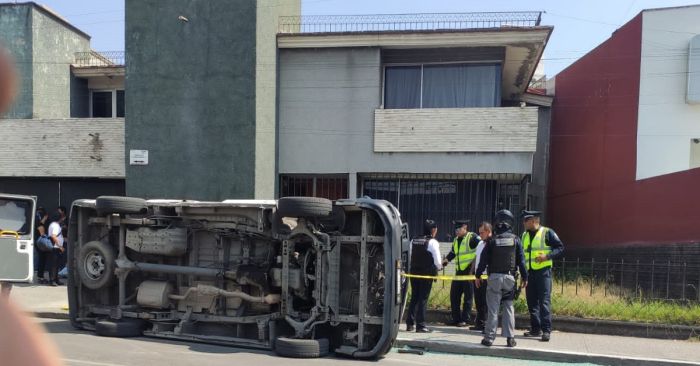 Hay 10 lesionados tras choque y volcadura de transporte público en San Manuel