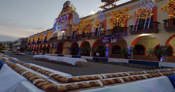 Preparan rosca monumental con 15 mil muñequitos en Tehuacán