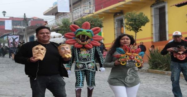 Conoce a Ricardo Molina, artesano escultor creador de máscaras de carnaval, orgullo tlaxcalteca
