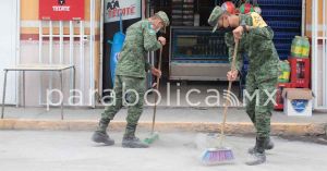 Limpian militares calles con ceniza en Xalitzintla