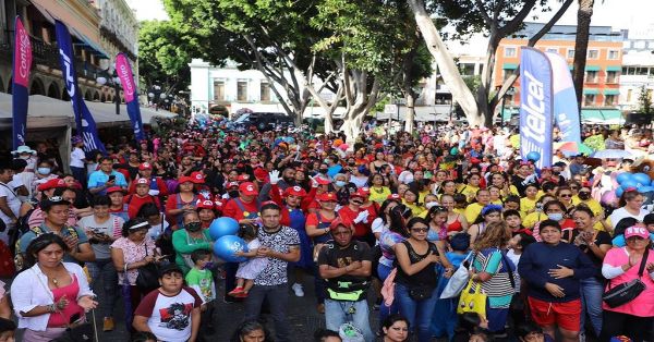Re&uacute;nen en el z&oacute;calo m&aacute;s de 2 mil 500 personas por festejo del D&iacute;a del Ni&ntilde;o