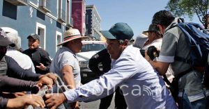 Intentan irrumpir manifestantes en Casa Aguayo