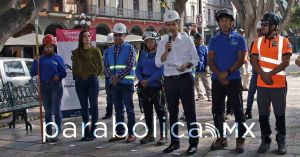 Supervisa Eduardo Rivera trabajos de poda de árboles en el Zócalo