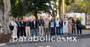 Colocan ofrenda floran en el Zócalo en memoria del Movimiento del 68