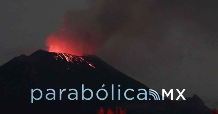 Amanece el Popocatépetl con fumarola de alta densidad