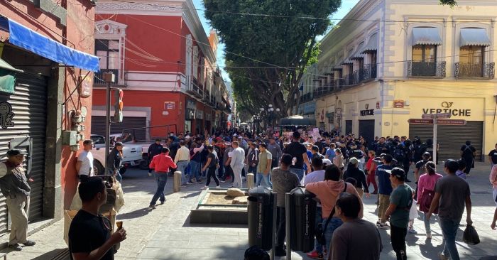 Retoman ambulantes, por la fuerza, el control de la calles del Centro Histórico