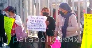 Se manifiestan mujeres afuera del Hospital General del Sur