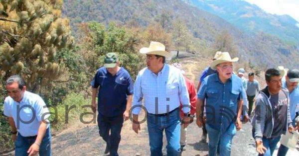 Continúa Sergio Salomón con supervisión del combate al incendio forestal en Zacatlán