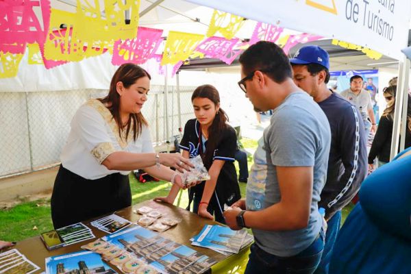 Promueve gobierno estatal a Puebla en Feria de los Moles en EE.UU.