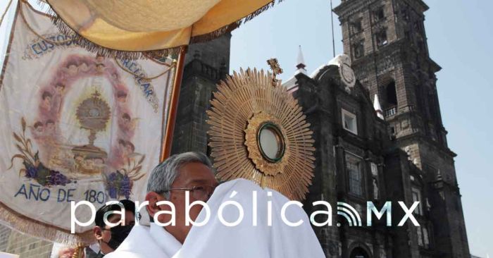 Realizan católicos la procesión de Corpus Christi