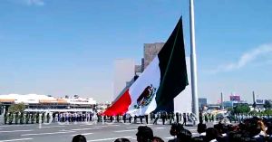 Encabezan los 3 poderes de Puebla en ceremonia de bandera en el CIS