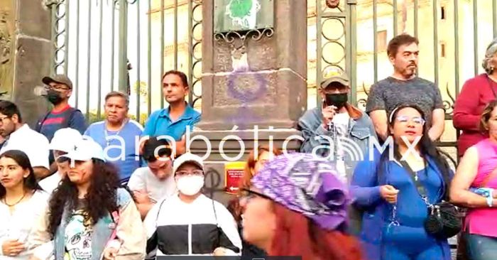 Católicos se platan frente a feministas y hacen valla en Catedral